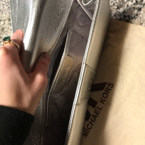 🎄🎁 Michael Kors Clutch - Picture 3 of 4